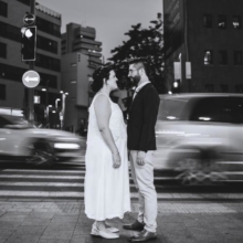 צילום שחור לבן של זוג לפני חתונה