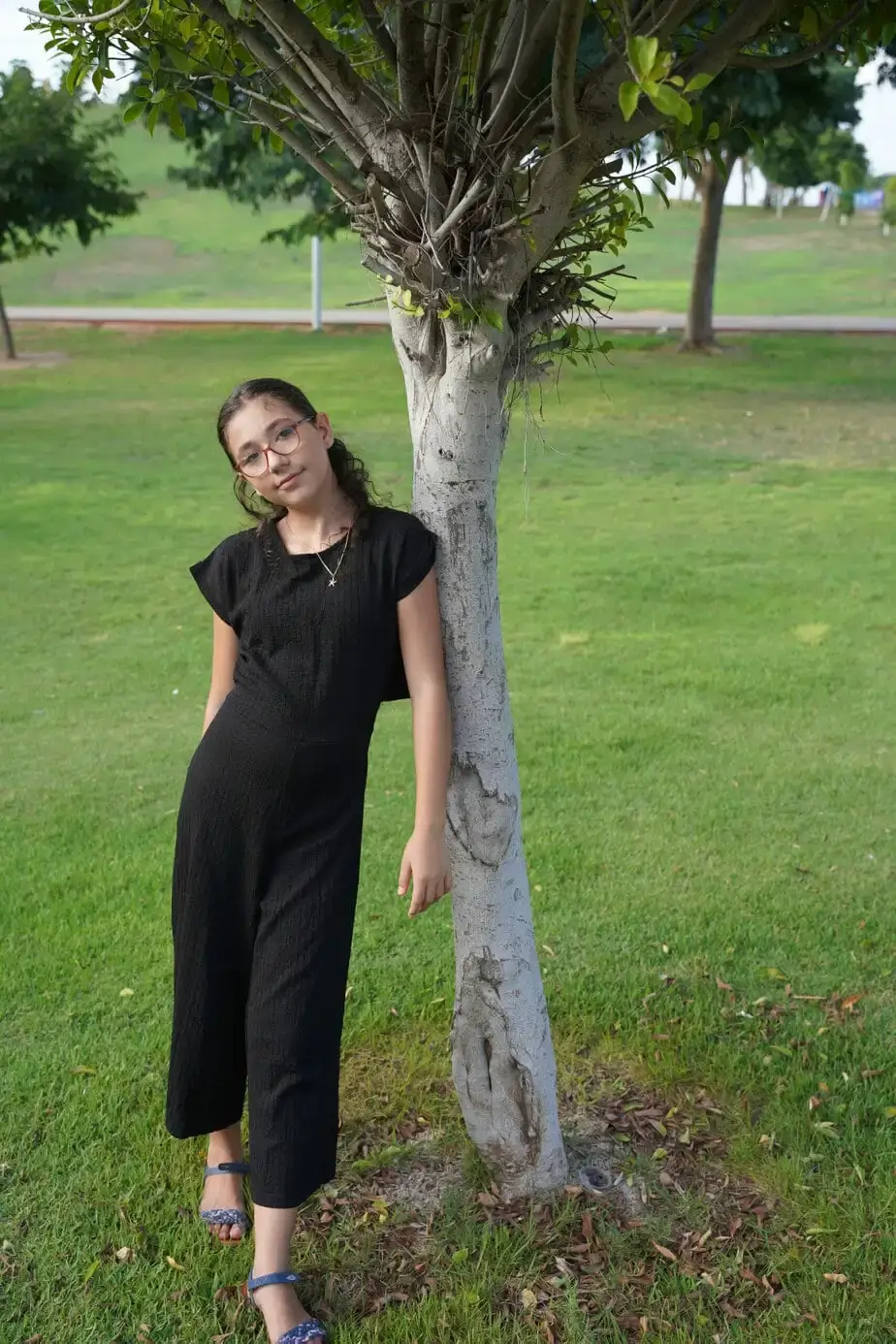 ילדת בת מצווה מצטלמת ליד עץ בשביל בוק בת מצווה בטבע. תחת קטגוריית צלם לבת מצווה של מגנטסטאר צילום אירועים