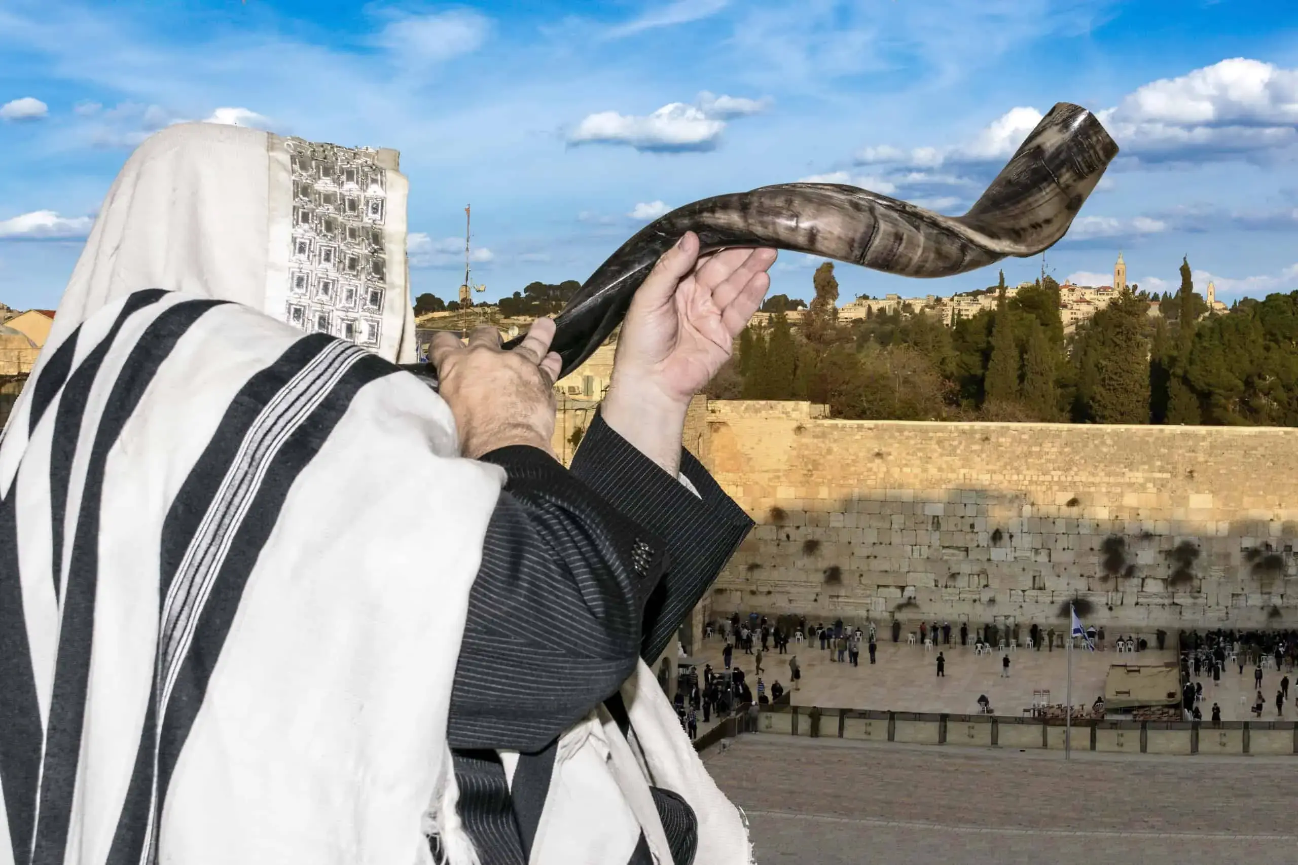 תקיעת שופר בכותל בירושלים. צולם בעת צילום אירועים בכותל. תחת קטגוריות אירועים וצלם בר מצווה של מגנטסטאר צילום אירועים