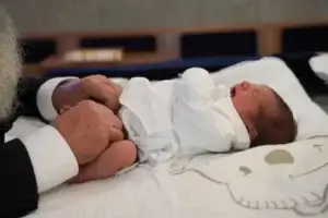 תינוק בוכה בברית שלו. צולם על ידי צלם סטילס לברית. תחת קטגוריית צלם לברית של מגנטסטאר צילום אירועים