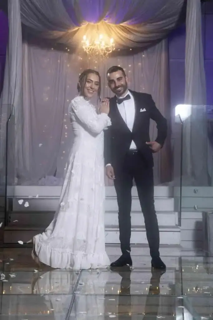 חתן וכלה עומדים בחתונה שלהם וצולמו על ידי צלם חתונות של מגנטסטאר צילום אירועים