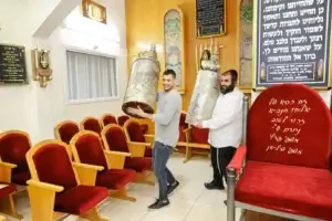 שני בחורים רוקדים עם הספרי תורה בבית הכנסת. צולם על ידי צלם להכנסת ספר תורה של מגנטסטאר צילום אירועים. תחת קטגוריית אירועים של מגנטסטאר צילום אירועים