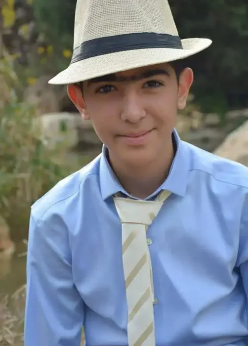 נער עם כובע ועניבה מצטלם לבוק בר מצווה. תחת קטגוריית צלם בר מצווה של מגנטסטאר צילום אירועים