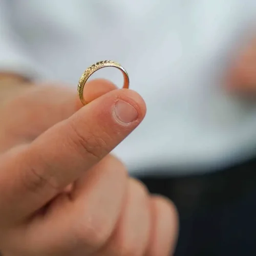 צילום טבעת נישואים בחופה. נלקח כחלק מצילום שצילם צלם וידאו לחתונות. תחת קטגוריית צלם חתונות של מגנטסטאר צילום אירועים
