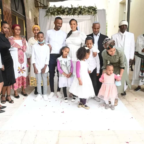 צילום משפחתי בחתונה אתיופית.צולם בעת צילום חתונה קטנה. תחת קטגוריית צלם חתונות של מגנטסטאר צילום אירועים