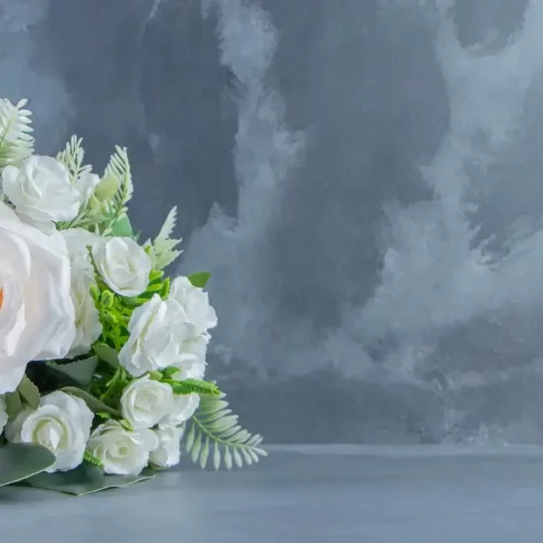 פרחים שהונחו על מצבה בהלוויה. נלקח כחלק מצילום טקס הלוויה בשידור חי. תחת קטגוריית אירועים של מגנטסטאר צילום אירועים