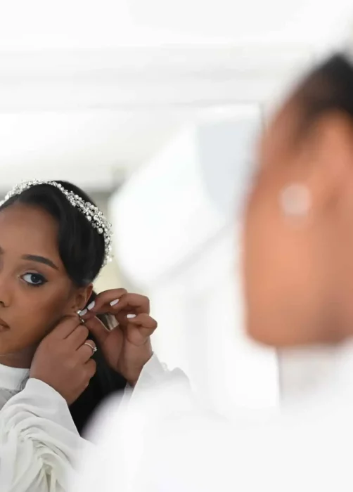 כלה אתיופית שמה עגילים בעת הכנה לצילום כלות. תחת קטגוריית צלם חתונות של מגנטסטאר צילום אירועים