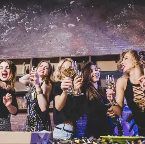 שש נשים חוגגות עם שמפנייה ואלכוהול במסיבה. נלקח כחלק מצילום וידאו לאירוע קטן. תחת קטגוריית צלם של מגנטסטאר צילום אירועים