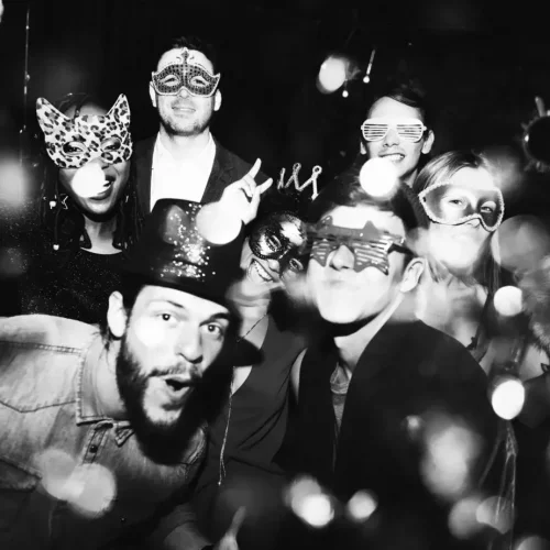 חברים חוגגים במסיבה קטנה עם מסכות.צולם בשחור לבן על ידי צלם לאירועים קטנים. תחת קטגוריית אירועים של מגנטסטאר צילום אירועים