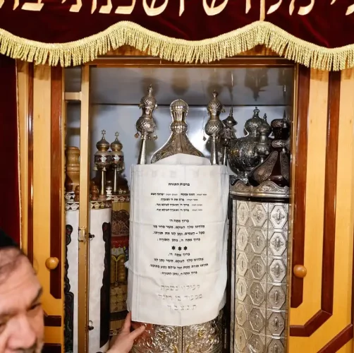 ספר תורה בבית הכנסת. צולם על ידי צלם אירועים קטנים. תחת קטגוריית אירועים של מגנטסטאר צילום אירועים