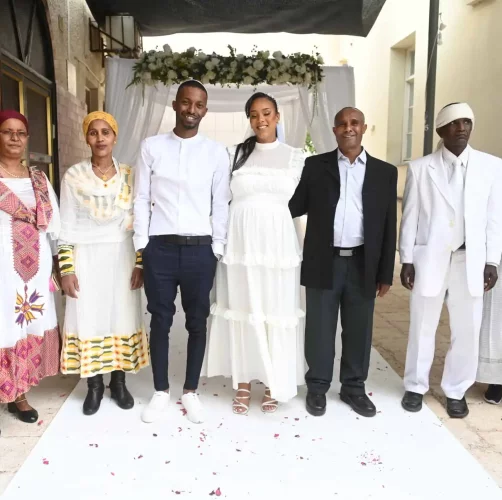 משפחה אתיופית בצילום בחתונה קטנה. צולם על ידי צלם לחתונה קטנה. תחת קטגוריית צלם חתונות של מגנטסטאר צילום אירועים