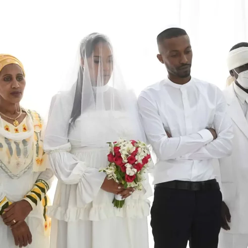 צילום זוג בחתונה אתיופית עם המשפחה שלהם. נלקח מצילום של צלמים לחתונה. תחת קטגוריית צלם חתונות של מגנטסטאר צילום אירועים