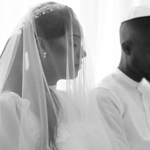 כלה וחתן בצילום שחור לבן בחתונה האתיופית שלהם. נלקח מצילום של צלמים לחתונה. תחת קטגוריית צלם חתונות של מגנטסטאר צילום אירועים