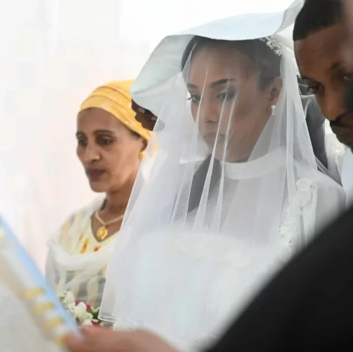 כלה אתיופית ואמא שלה בחופה שלה. צולם על ידי צלמים לחתונה. תחת קטגוריית צלם חתונות של מגנטסטאר צילום אירועים
